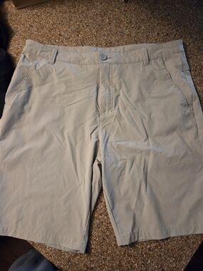 Oakley Men's Light Khaki Flat-Front Performance Shorts